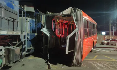 Ônibus biarticulado parte ao meio após ser atingido por trem no Paraná