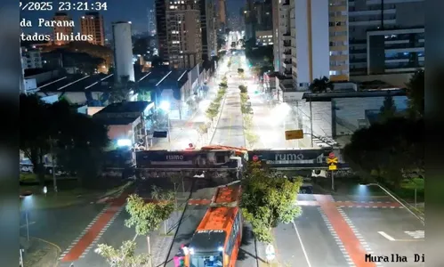 Novo vídeo mostra biarticulado sendo partido ao meio por trem no PR