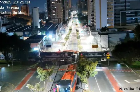 Ônibus foi partido ao meio pelo trem