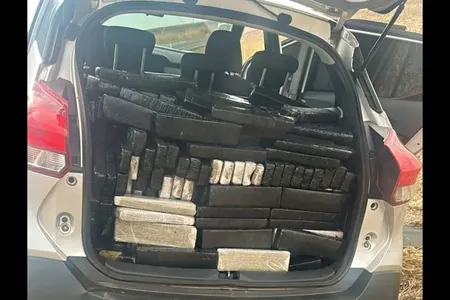 Os policiais realizavam patrulhamentos, no Âmbito da Operação Protetor, quando avistaram um veículo Nissan Kicks trafegando pela rodovia