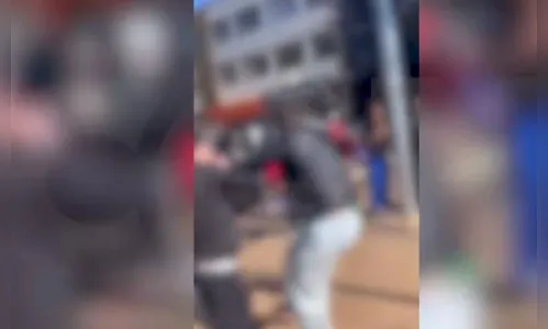 Vídeo mostra pancadaria na saída de escola e cabeçada 