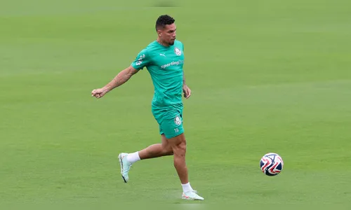 Paulinho treina com o elenco e deve jogar contra o Chelsea
