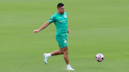 Paulinho treina com elenco do Palmeiras no CT dos Eagles, na Filadélfia