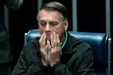Pela decisão, Bolsonaro deverá cumprir recolhimento domiciliar