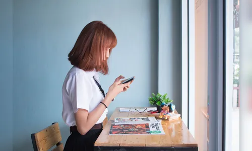 Meninas sentem mais impactos negativos das redes sociais, revela estudo