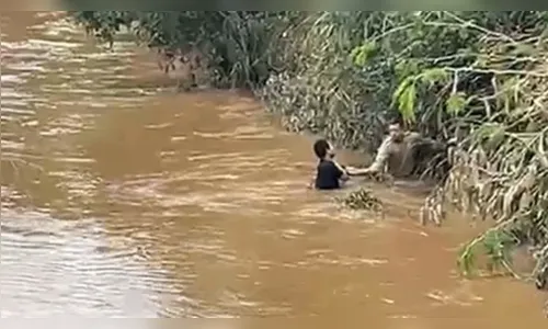 Rapaz suspeito de furtos pula dentro de rio com medo de ser linchado no PR; veja