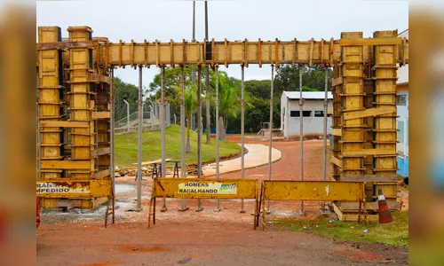 Pórtico de entrada do Parque dos Pássaros em Arapongas é concretado