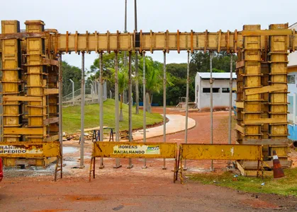 Pórtico de entrada do Parque dos Pássaros em Arapongas é concretado