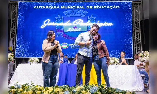 Rodolfo homenageia professoras