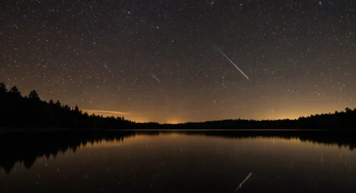 Quando atravessam a atmosfera, formam-se chuvas de meteoros