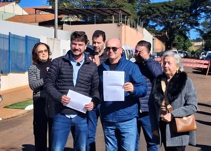 Rafael Cita, prefeito de Arapongas, e Wilson Sanches, filho do homenageado