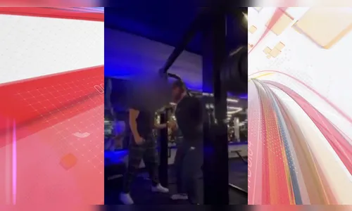 Jovem quebra duas pernas durante agachamento com 140 kg no PR; vídeo