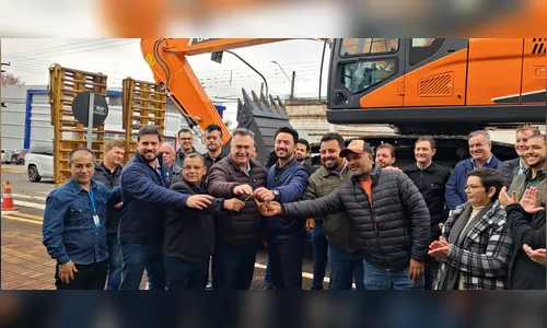 Beto Preto entrega retroescavadeira de R$ 820 mil para Apucarana