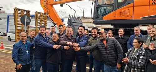 Retroescavadeira foi entregue para Apucarana
