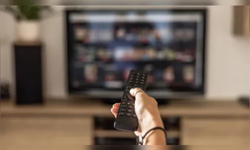 Mais da metade da população brasileira acessa a internet pela TV