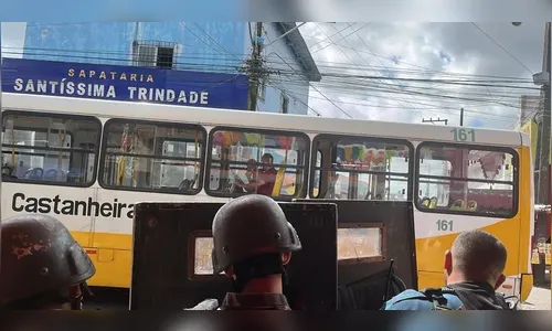 Ladrão toma reféns em ônibus, faz live no Facebook e chama imprensa