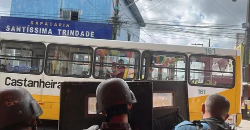 Testemunhas relataram que o suspeito tentou roubar passageiros do coletivo, mas foi surpreendido quando os ocupantes do veículo avistaram uma viatura policial e começaram a gritar pedindo ajuda.