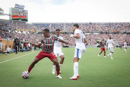 Tricolor chega com 11 jogos de invencibilidade, mas terá dois desfalques; Chelsea aposta em João Pedro para substituir Delap