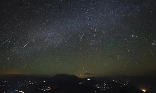 Uma chuva de meteoros ocorre quando diversos meteoros cruzam o céu noturno, originando-se de um ponto em comum, chamado radiante.