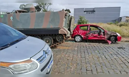 Viatura blindada colide na lateral de dois carros no Paraná