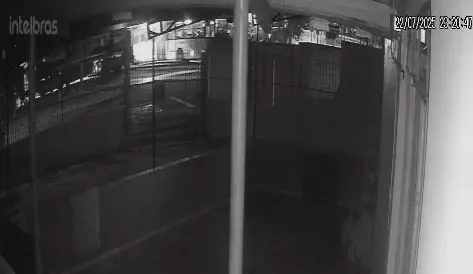 Vídeo mostra acidente entre biarticulado e trem na capital paranaense