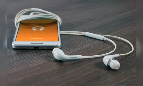 Moradora percebe que celular foi furtado após música parar de tocar