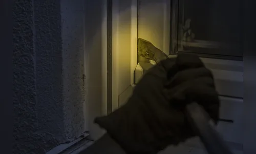 Bandido rouba e ameaça casal de idosos ao invadir casa em Apucarana