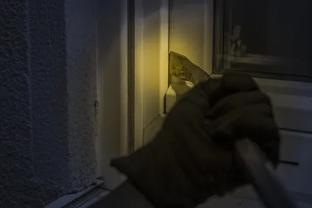 Vítimas estavam em casa e foram surpreendidas por assaltante