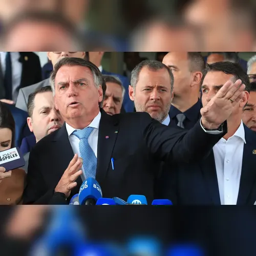 Bolsonaro nega que pen drive achado no banheiro de sua casa seja seu