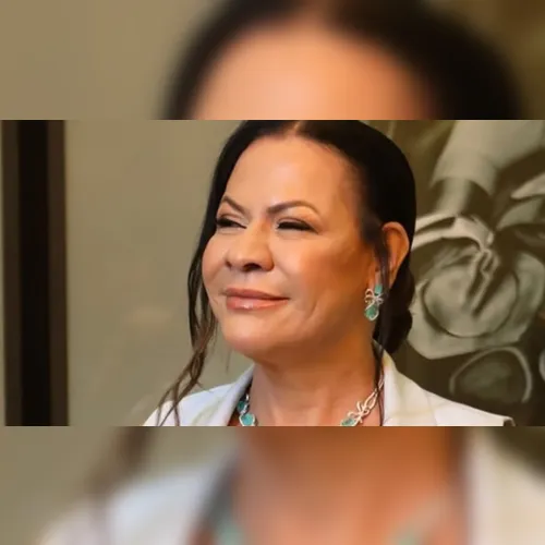 Dona Ruth se revolta e xinga internauta de "burra ridícula"