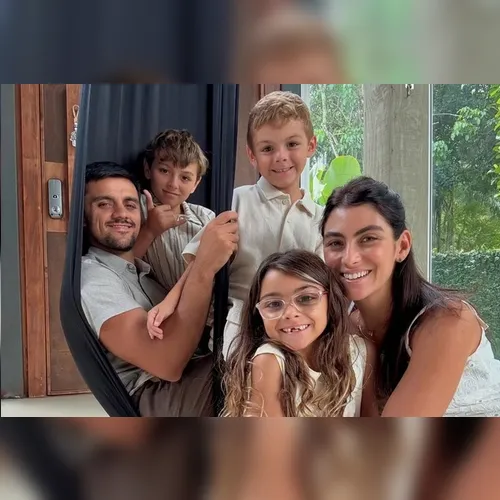 Ator Felipe Simas celebra após esposa sacrificar carreira pelos filhos