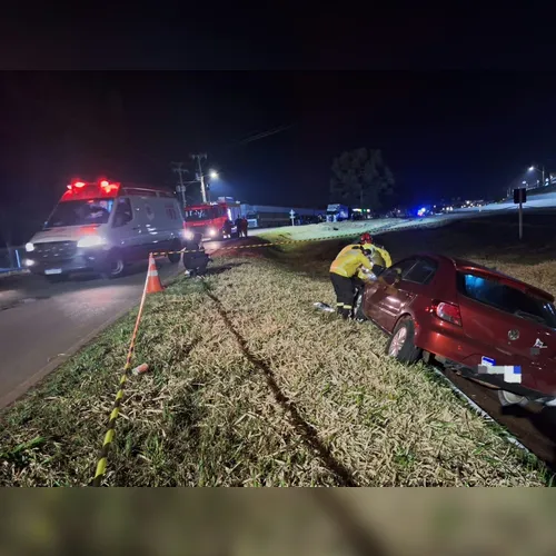 Homem morre atropelado e parte do corpo para dentro de carro na BR-282