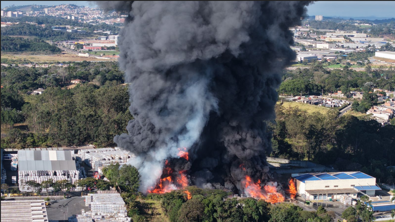 Incêndio de grandes proporções atinge indústria química em Guarulhos