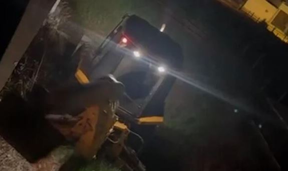 Homem furta retroescavadeira e tenta invadir agência bancária