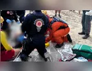 Jovem tem rosto prensado por barco e sofre traumatismo em praia de SC