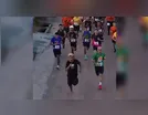 Homem bêbado entra de chinelo em corrida de 8 km e ganha medalha