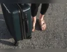 Mulher é presa por levar filha de 2 anos dentro de mala na viagem