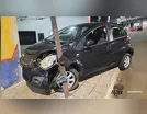 Carro bate em poste e veículos estacionados; motorista ficou ferido