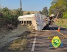 Caminhão com placas de Arapongas tomba na PR-340