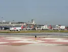 Pais abandonam criança em aeroporto para não perder o voo