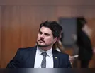 Senador Marcos do Val é levado para colocar tornozeleira eletrônica