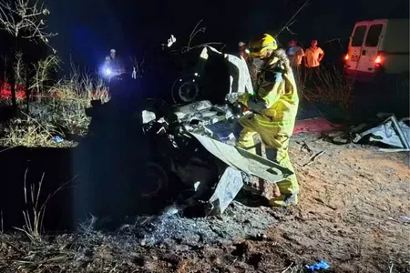 A batida frontal entre um Fiat Uno e uma carreta aconteceu por volta das 19h desta terça-feira (19)