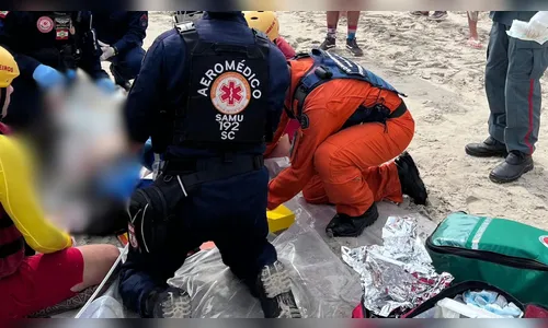 Jovem tem rosto prensado por barco e sofre traumatismo em praia de SC