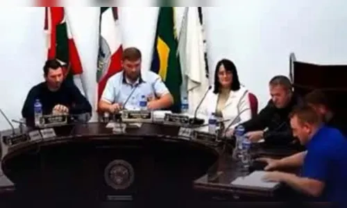 Vereador erra em sessão e diz que 'tinha dado uma sentada no pau'