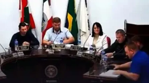 A fala gerou risadas no plenário.