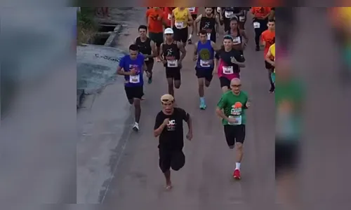 Homem bêbado entra de chinelo em corrida de 8 km e ganha medalha