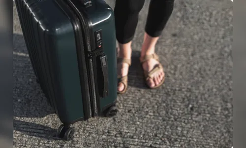 Mulher é presa por levar filha de 2 anos dentro de mala na viagem