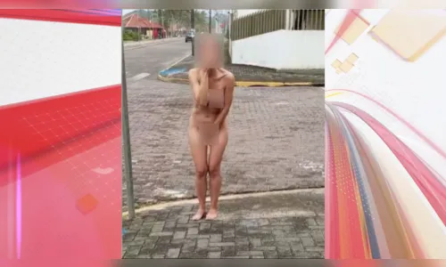 Mulher é encontrada andando nua na rua e confessa ter matado o pai