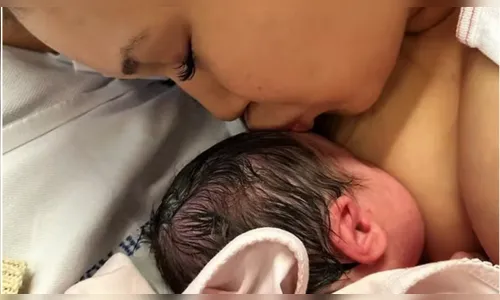 Bebê é retirada da mãe uma hora após o parto por teste de competência