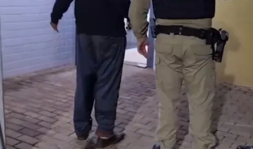 A mulher possui medida protetiva contra ele desde o ano passado, mas mesmo assim o idoso esteve na residência.